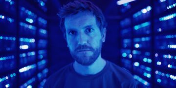 ELECTRIC-CHILD_Elliott-in-server_Gabriel-Sandru-