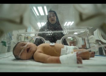 Una madre accanto al figlio in un’incubatrice in un ospedale di Gaza. Dal film Inside Gaza.