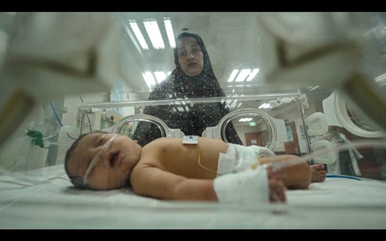 Una madre accanto al figlio in un’incubatrice in un ospedale di Gaza. Dal film Inside Gaza.