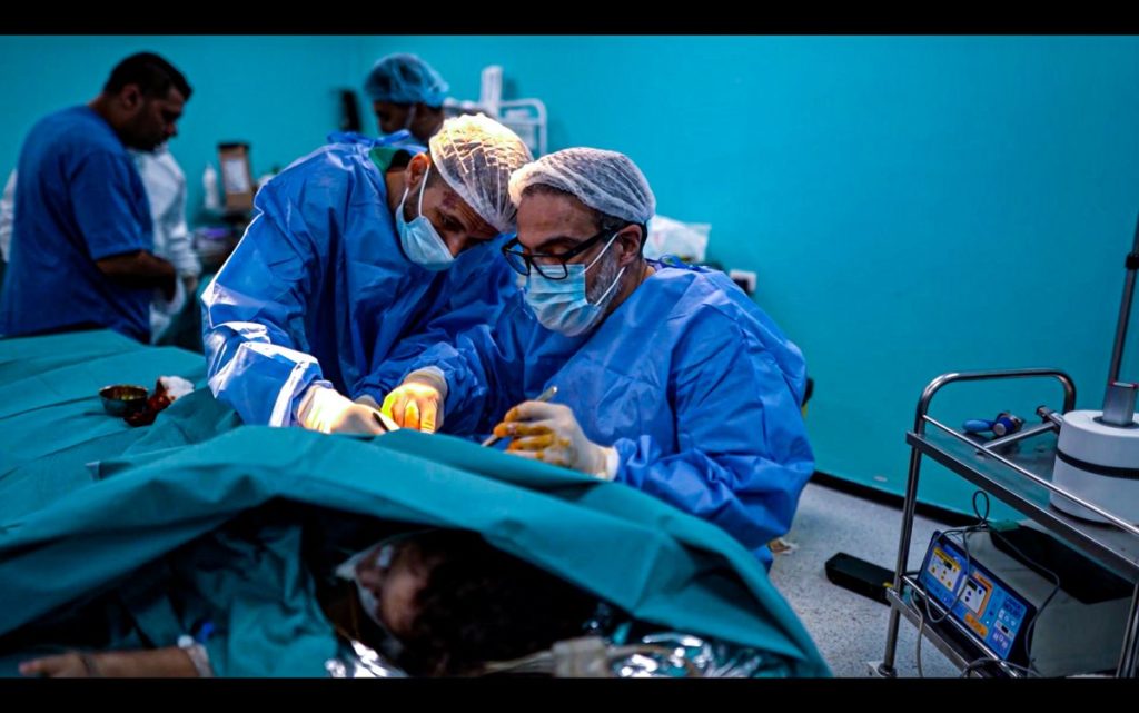Medici al lavoro in una sala operatoria dell’ospedale Al Shifa di Gaza. Immagine tratta dal documentario Inside Gaza