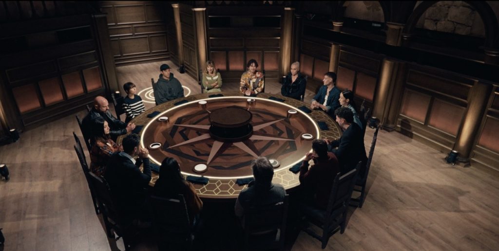 I concorrenti di The Traitors Italia riuniti al tavolo delle decisioni nella magione che ospita il reality psicologico di Prime Video condotto da Alessia Marcuzzi