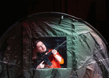 “Scena dello spettacolo Vacanze di Guerra al Teatro India, regia Ferdinando Ceriani”