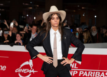 lucio-corsi_-red-carpet-la-chitarra-nella-roccia_deleonardis