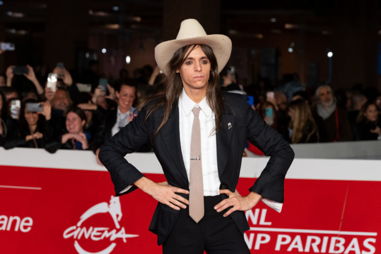 lucio-corsi_-red-carpet-la-chitarra-nella-roccia_deleonardis