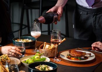 GUSTA: piatti di stagione, calici di rosato e un servizio attento che accompagna l’esperienza dalla cucina al tavolo