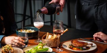 GUSTA: piatti di stagione, calici di rosato e un servizio attento che accompagna l’esperienza dalla cucina al tavolo