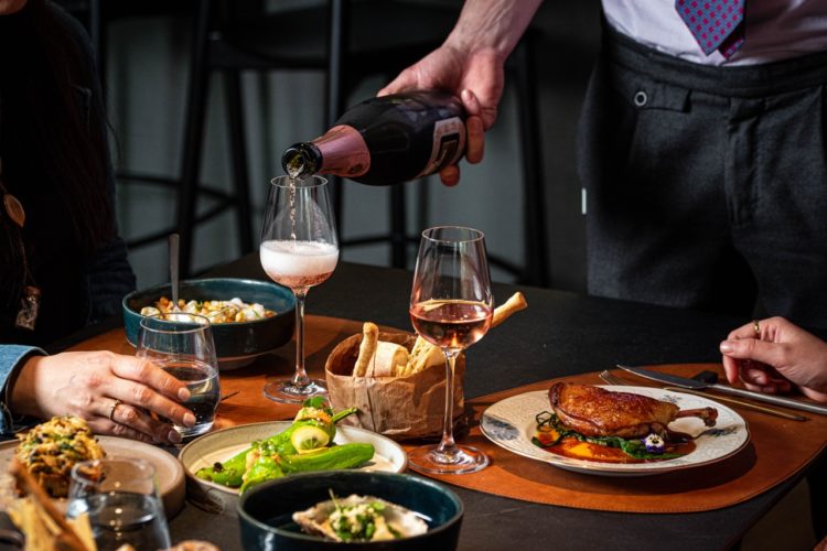 GUSTA: piatti di stagione, calici di rosato e un servizio attento che accompagna l’esperienza dalla cucina al tavolo