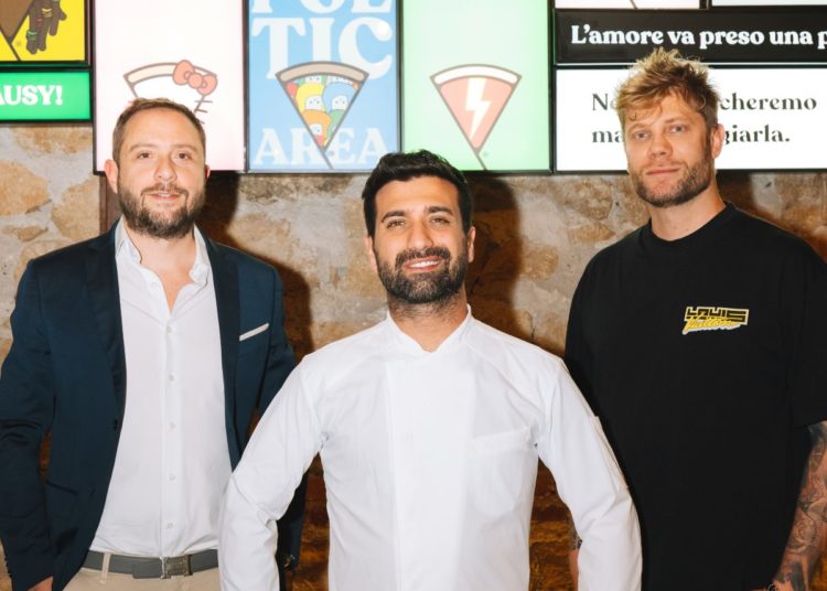 I fondatori di Velo – Dario Scodavolpe e Costantino Sicconi – insieme al pizzaiolo Luca Mastracci. Credit: Five Custom Studio