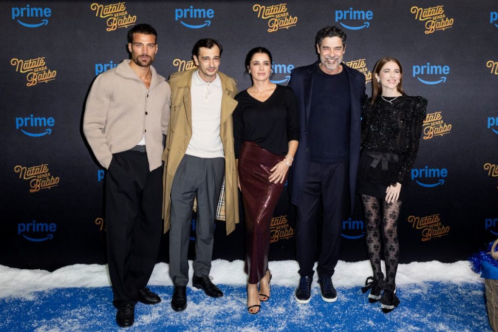 I protagonisti di “Natale senza Babbo” posano insieme al photocall Prime Video