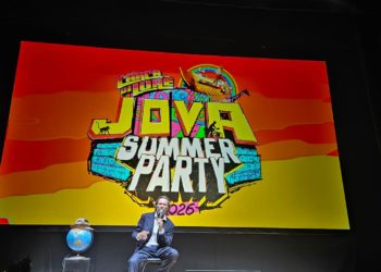 Durante la conferenza, Jovanotti presenta l’immagine-simbolo dell’Arca di Loré: un ritratto scenico che racconta lo spirito nomade e visionario del nuovo viaggio