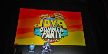 Durante la conferenza, Jovanotti presenta l’immagine-simbolo dell’Arca di Loré: un ritratto scenico che racconta lo spirito nomade e visionario del nuovo viaggio