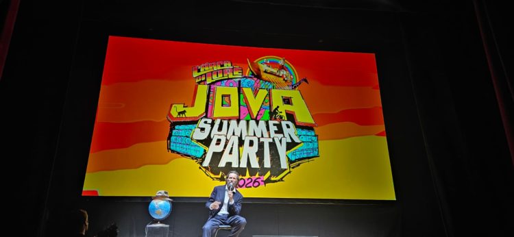 Durante la conferenza, Jovanotti presenta l’immagine-simbolo dell’Arca di Loré: un ritratto scenico che racconta lo spirito nomade e visionario del nuovo viaggio