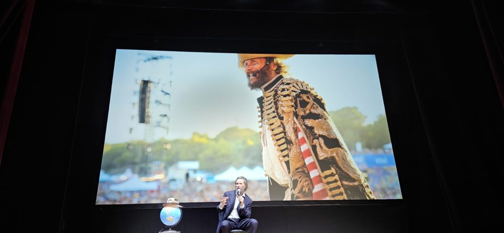 Durante la conferenza, Jovanotti presenta l’immagine-simbolo dell’Arca di Loré: un ritratto scenico che racconta lo spirito nomade e visionario del nuovo viaggio