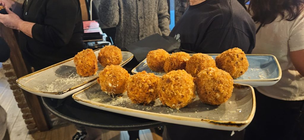 Supplì appena serviti durante l’evento da Velo