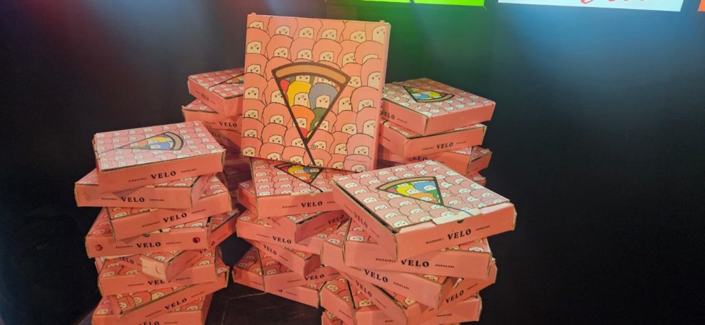 Le box in edizione limitata realizzate per Poetic Area, impilate all’ingresso del locale. Credit: Five Custom Studio