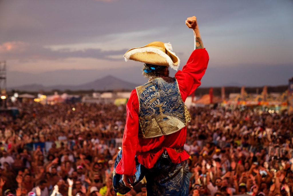 Jovanotti sul palco di fronte a una folla immensa durante una delle precedenti edizioni del Jova Beach Party
